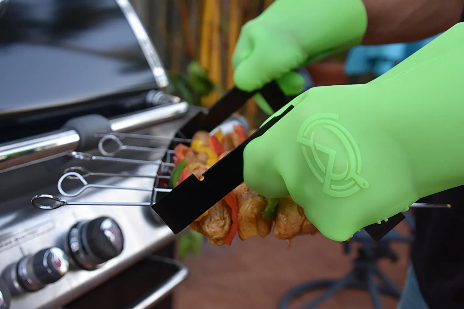 MagneChef Ez On-Ez Off BBQ Magnet Glove/Mitt Patented; Glow in the dark; Grip Waves, Heat/ Water Resistant, Food Grade Silicone Cooking Glove Grilling, Frying, Baking, Smoking, Dishwasher Safe-- Green